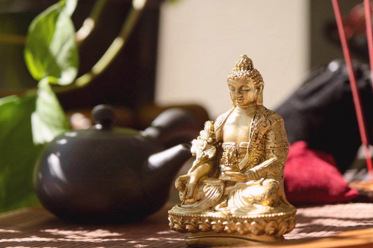 Practician yoga într-un ritual sacru